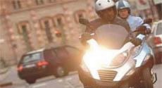 В Париже можно взять напрокат трехколесный скутер Piaggio MP3